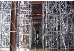 洶涌的人潮穿越時，地鐵腳手架早已功成身退